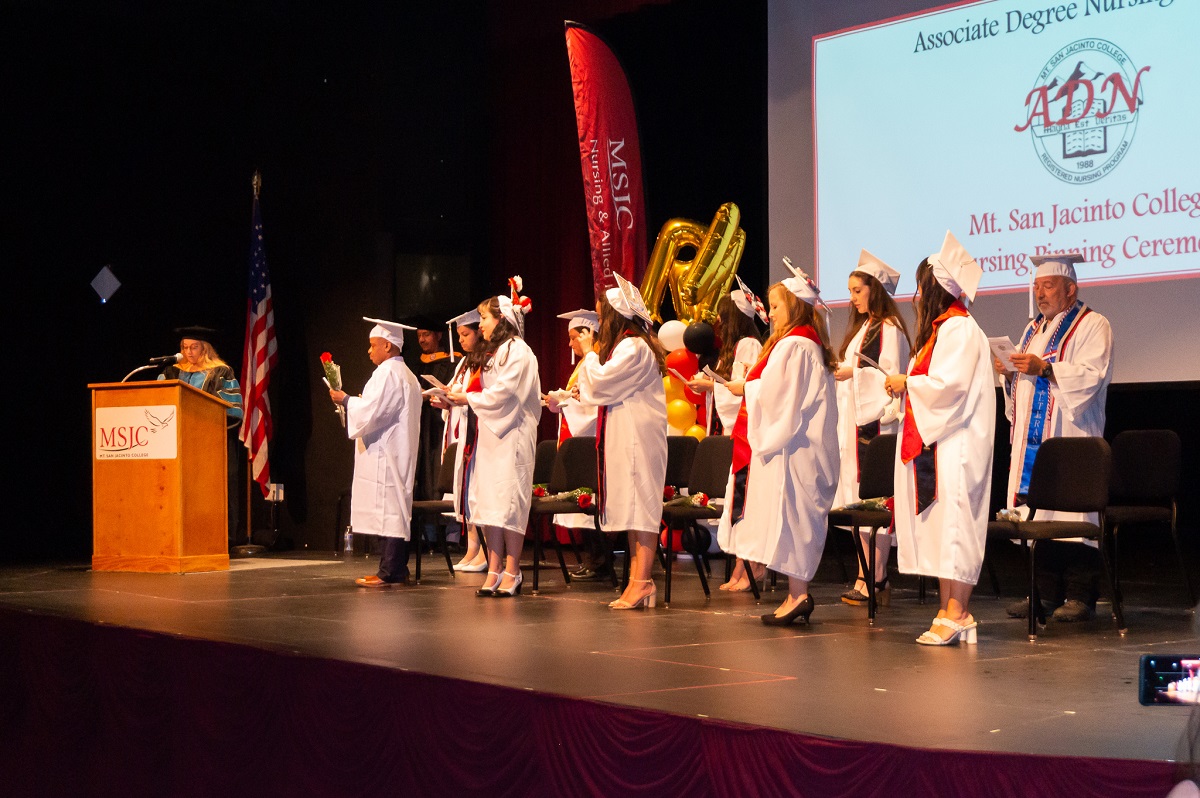 graduates reciting the nurse's pledge